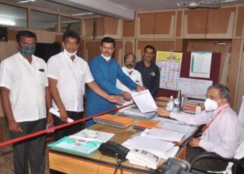 शासनाने घेतलेला १५ टक्के फी माफीचा निर्णय शिक्षण मंत्र्यानी तोरा मिरवण्यासाठी घेतला, त्या विरोधात  मेस्ताचे निवेदन