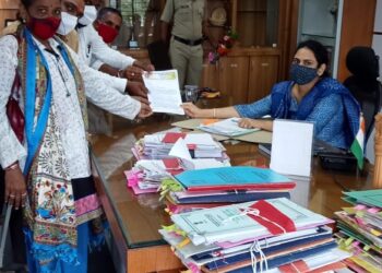 जिल्ह्यातील दिव्यांगांच्या समस्या सोडवा, महात्मा फुले अपंग विकास सेवाभावी प्रतिष्ठानतर्फे जिल्हाधिकारी मनीषा खत्री यांना दिले विविध  मागणीचे निवेदन