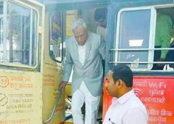 राजकारणात साध्या, सात्विक विचारसरणीचा मापदंड निर्माण करणारे व्यक्तिमत्व हरपले, मुख्यमंत्री उद्धव ठाकरे यांची ज्येष्ठ नेते गणपतराव देशमुख यांना श्रद्धांजली