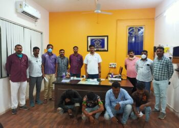 तळोदा येथील व्यापार्‍याचे चारचाकी वाहनातुन पैसे चोरणार्‍या ४ आरोपीतांना स्थानिक गुन्हे अन्वेषण शाखेने ठोकल्या बेड्या