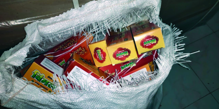 नवापूर सिमा तपासणी नाक्यावर सव्वा दोन लाखाच्या गुटख्यासह ९ लाखाचा मुद्देमाल जप्त, दोघांना अटक