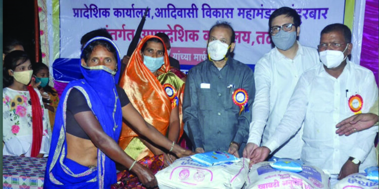 मोलगी येथे पालकमंत्र्यांच्या हस्ते खावटी कीटचे वाटप