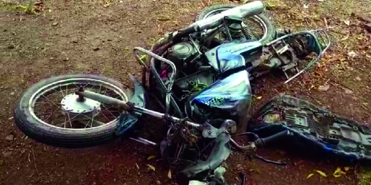 खाजगी बस व मोटरसायकलीची समोरासमोर धडक, २ युवक ठार, एक जखमी