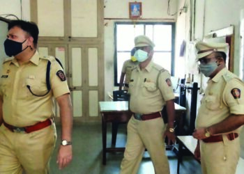 तीन सीट मोटारसायकल चालकांवर कडक कार्यवाही करावी- पोलीस अधिक्षक महेंद्र पंडित