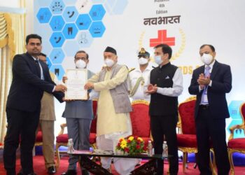 कोविड कालावधीत रुग्णांना उत्तम सेवा देणाऱ्या तळोदा येथील डॉ.गौरव तांबोळी यांचा राज्यपालांच्या हस्ते सन्मान