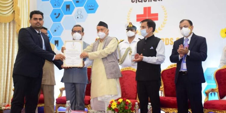 कोविड कालावधीत रुग्णांना उत्तम सेवा देणाऱ्या तळोदा येथील डॉ.गौरव तांबोळी यांचा राज्यपालांच्या हस्ते सन्मान