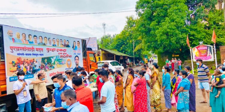 पूरग्रस्तांसाठी नाशिक शहर भाजपा युवा मोर्चा व युवा ऊर्जा फाऊंडेशन तर्फे मदत