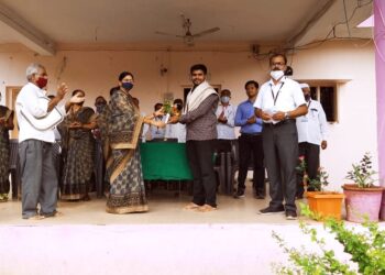 श्रीमती क.पु.पाटील विद्यालयात माजी विद्यार्थी कोरोना योद्धा मुकेश पाटील यांचा सत्कार