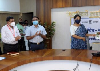 महसूल दिनानिमित्त अधिकारी-कर्मचाऱ्यांचा सत्कार