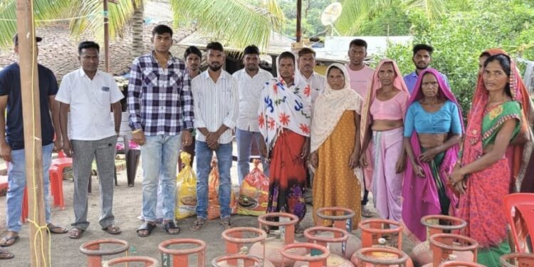 विश्व आदिवासी दिनाच्या पुर्वसंध्येला धनंजय गावित यांच्या हस्ते जीवनावश्यक वस्तूंचे वाटप