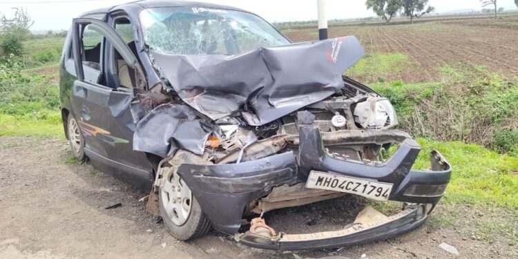 भरधाव ट्रोलाची कारला धडक, एकाच कुटुंबातील पाच जण जखमी