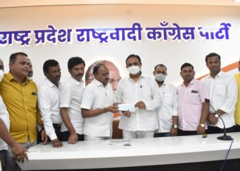 तळोदा शहर राष्ट्रवादीतर्फे राष्ट्रवादी काँग्रेस वेल्फेअर ट्रस्टला दिला दिड लाखाचा धनादेश