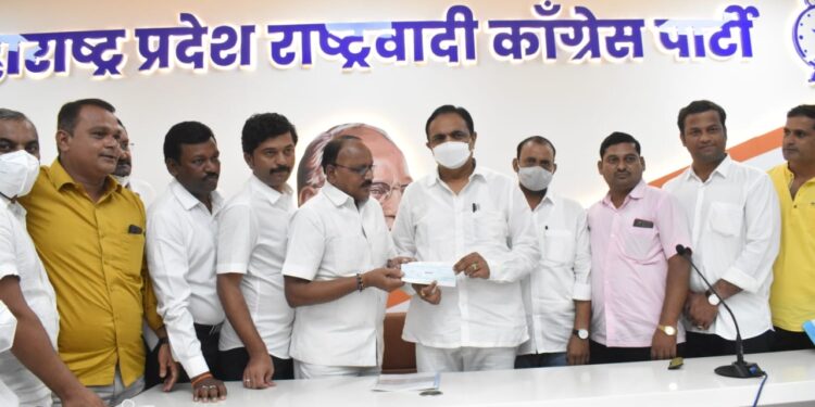 तळोदा शहर राष्ट्रवादीतर्फे राष्ट्रवादी काँग्रेस वेल्फेअर ट्रस्टला दिला दिड लाखाचा धनादेश