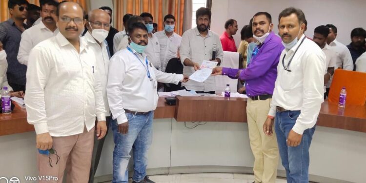 प्रहार संघटनेच्यावतीने शिक्षण राज्यमंत्री बच्चुकडू यांना विविध मागण्यांचे निवेदन