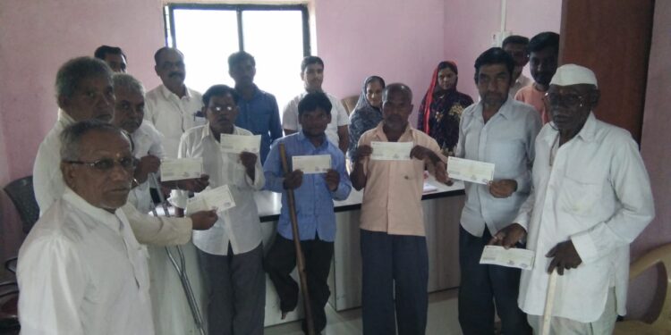 रजाळे ग्रामपंचायतीतर्फे 18 दिव्यांगांना पाच टक्के निधी वाटप