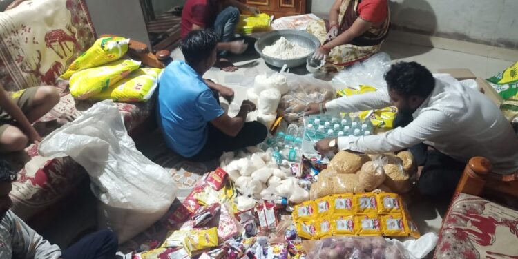 तळोदा शहर टायगर ग्रुपतर्फे पूरग्रस्तांसाठी जीवनावश्यक वस्तूंची मदत