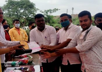 नंदुरबार तालुक्यातील समृद्धगाव स्पर्धेचा पहिला टप्पा पूर्ण करणाऱ्या उमर्दे खुर्द गावाचा जिल्हाधिकारी यांनी केला सत्कार