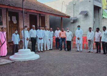 उमर्दे खुर्द येथील ग्रामपंचायतीतर्फे  स्वातंत्र्यदिनी  कोरोना योध्दा यांच्या हस्ते ध्वजारोहण