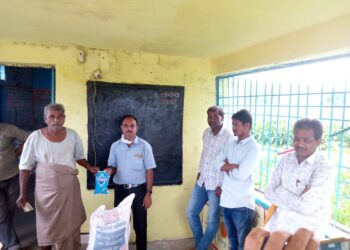 उमराणी येथे लाभार्थ्यांना खावटी किटचे वाटप, खावटी योजना ठरतेय आदिवासींना आधार