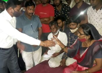 अतिक्रमण हटविण्यात भेदभाव केल्याचा आरोप करीत चिमुकल्यांसह महिलेच्या परिवाराचे आमरण उपोषण