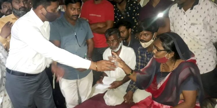 अतिक्रमण हटविण्यात भेदभाव केल्याचा आरोप करीत चिमुकल्यांसह महिलेच्या परिवाराचे आमरण उपोषण