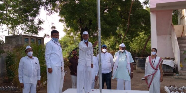 भालेर येथील क.पु.पाटील माध्य. व उच्च माध्यमिक विद्यालयात स्वातंत्र्य दिनानिमित्त विद्यार्थ्यांचा करण्यात आला सत्कार