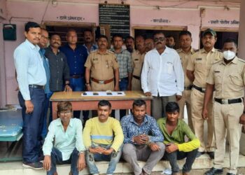 सुरत- भुसावळ पॅसेंजर मधील प्रवाशांना चाकूचा धाक दाखवत लुटमार करणाऱ्या टोळीचा पर्दाफाश, सहा जणांना अटक, दोघे फरार