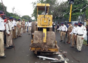 कर्णकर्कश सायलेन्सरसह जप्त नंबर प्लेट, हॉर्नवर फिरविला रोलर