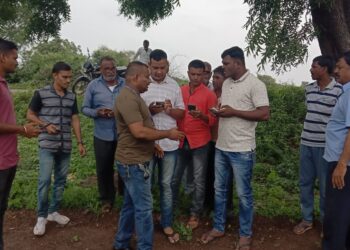 उमर्दे खुर्द येथे ई पीक पाहणी ॲपद्वारे पीक पाहणी अपलोड करण्याबाबतचे शेतकऱ्यांना देण्यात आले प्रशिक्षण