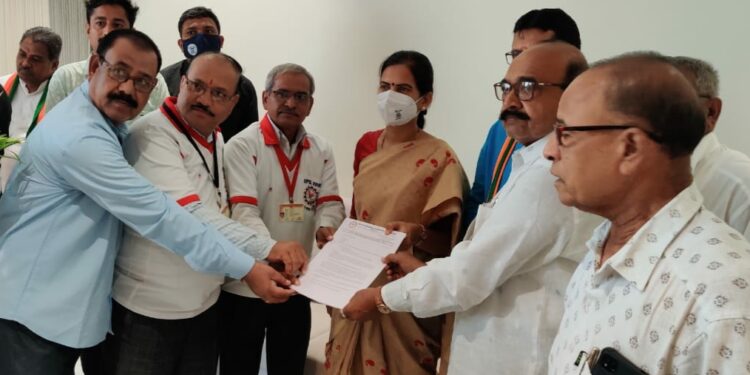 ईपीएस ९५ राष्ट्रीय संघर्ष समिती  संघटनेच्यावतीने केंद्रीय आरोग्य राज्यमंत्री डॉ. भारती पवार यांना मागण्यांचे निवेदन