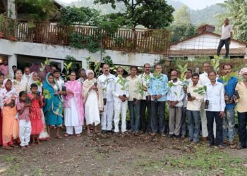 असली येथे चांद्याबाबा पाडवी यांच्या नेतृत्वाखाली  ग्रामपंचायतीने राबविला एक मतदार चार झाड उपक्रम, सात हजार रोपांची करण्यात आली लागवड