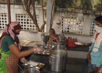 कोरोना संकटकाळात अडीच लाख शिवभोजन थाळ्यांचे निःशुल्क वाटप
