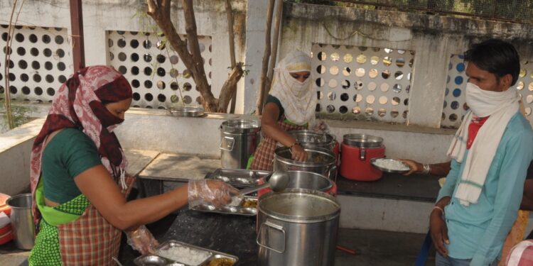 कोरोना संकटकाळात अडीच लाख शिवभोजन थाळ्यांचे निःशुल्क वाटप