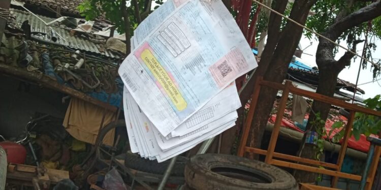 ग्राहकांची विजबिले रस्त्यावर टांगून झटकली जबाबदारी, वीज ग्राहकांची सेवा थांबली अर्ध्यावरच