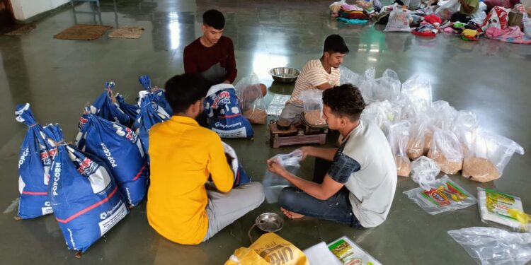 तळोदा येथील तरूणांचा कोकण पूरग्रस्तांना मदतीचा हात