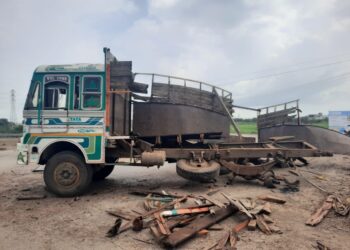 दोन ट्रकांमध्ये समोरासमोर भीषण अपघात, एका ट्रकची बॉडी चक्काचूर