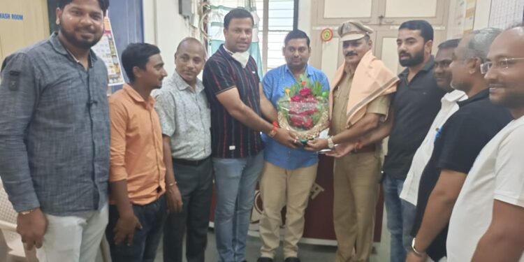 राष्ट्रवादीच्या कार्यकर्त्यांनी नूतन पो.नि केलसिंग पावरा यांची भेट घेऊन मांडल्या तालुक्यातील समस्या