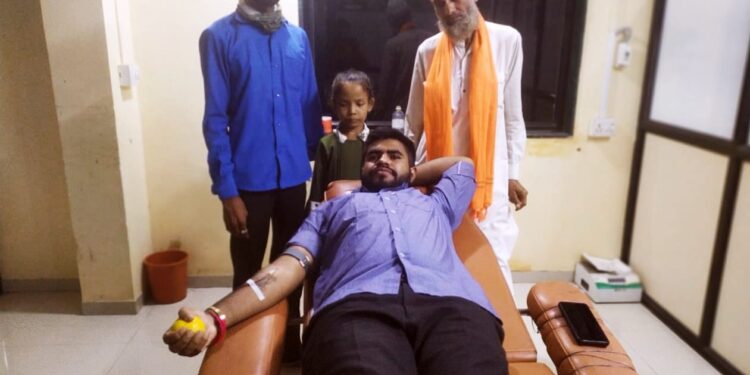जाती- पातीच्या पलीकडे जाऊन रक्तदानातून दिला मानवतेचा संदेश
