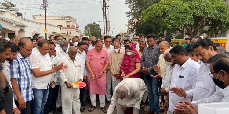 लोहपुरुष सरदार वल्लभभाई पटेल प्रवेशद्वाराचे माजी आमदार चंद्रकांत रघुवंशी व नगराध्यक्ष रत्ना रघुवंशी यांच्या हस्ते भूमिपूजन