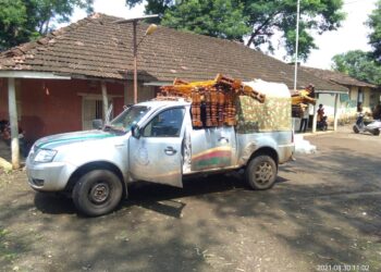 धडगाव येथे वनविभागाच्या धडक कारवाईत बेकायदेशीररीत्या सागवानी लाकडाच्या खाटा विकणाऱ्या विक्रेत्यांकडून २४ खाटा जप्त