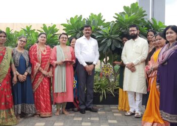 भाजपच्या महिला मोर्चाच्या वतीने वृक्षांना राख्या बांधून रक्षाबंधन साजरी