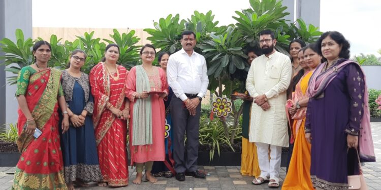 भाजपच्या महिला मोर्चाच्या वतीने वृक्षांना राख्या बांधून रक्षाबंधन साजरी