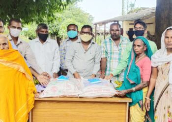 बोकलझर येथे जि.प सदस्य भरत गावीत यांचा हस्ते ७६ लाभार्थ्यांना खावटी किट वाटप