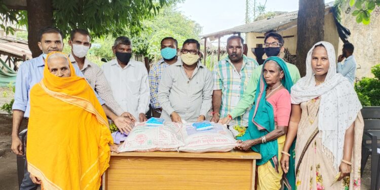 बोकलझर येथे जि.प सदस्य भरत गावीत यांचा हस्ते ७६ लाभार्थ्यांना खावटी किट वाटप