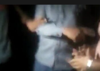 युवतींची छेड काढणाऱ्या रोड रोमियोची मुलींनी केली धुलाई