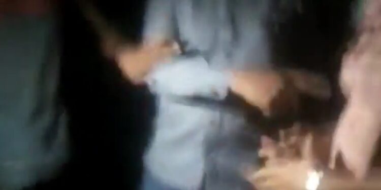 युवतींची छेड काढणाऱ्या रोड रोमियोची मुलींनी केली धुलाई