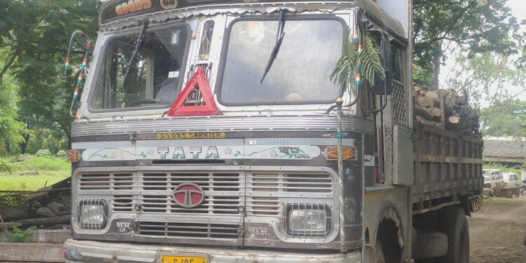 नवापूर तालुक्यातील भोंनआमळा  येथे वनविभागाच्या कारवाईत साडे पाच लाखांचें अवैध लाकुडासह वाहन जप्त