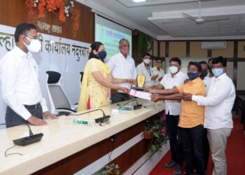 समृद्ध गाव स्पर्धेतील विजेत्या गावांचा जिल्हाधिकार्‍यांच्या हस्ते करण्यात  आला सन्मान