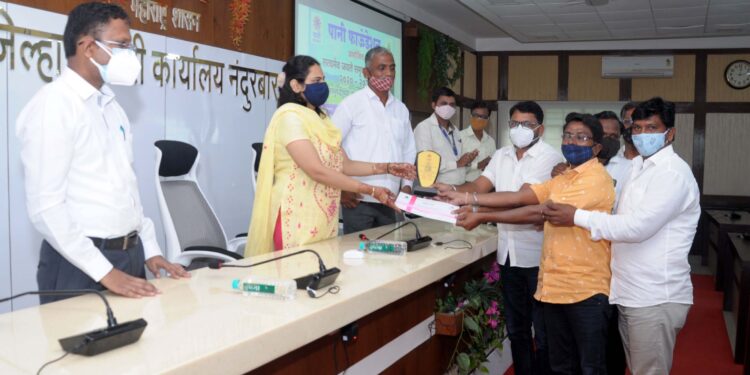 समृद्ध गाव स्पर्धेतील विजेत्या गावांचा जिल्हाधिकार्‍यांच्या हस्ते करण्यात  आला सन्मान