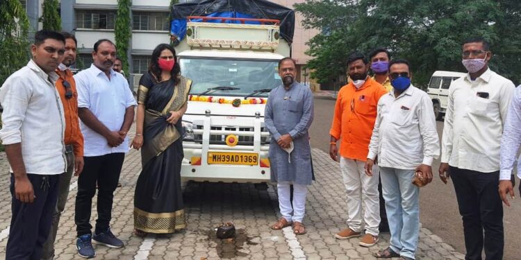 जिल्हाधिकार्‍यांच्या उपस्थितीत पूरग्रस्तांसाठी मनसेतर्फे जीवनाश्यक वस्तूंचा साठा रवाना